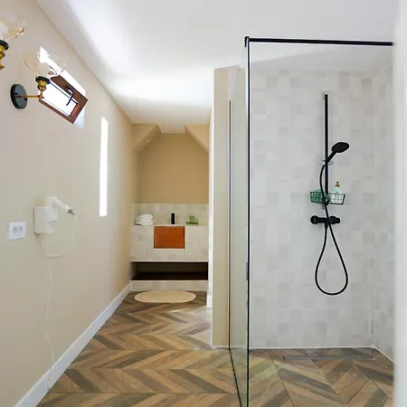 Domeniile Clos Des Colombes Douăzeci şi Trei August